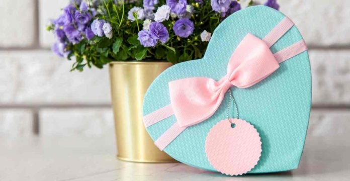 10 Ide Hadiah Valentine yang Disukai Pacar Wanita / Istri